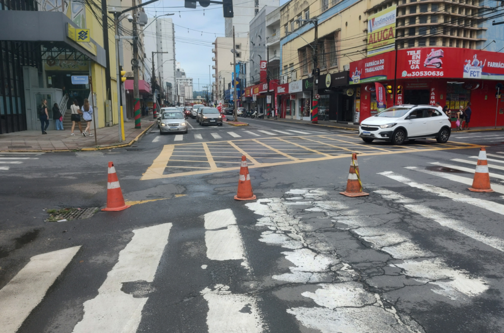 Principal avenida de Tubarão tem trânsito interrompido para instalação de decoração de Natal