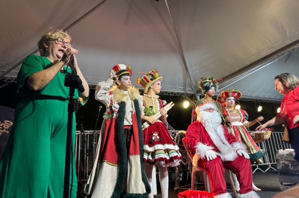 Chegada do Papai Noel emociona população em Capivari de Baixov