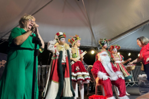 Chegada do Papai Noel emociona população em Capivari de Baixo