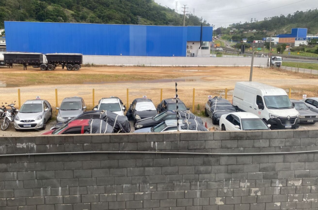 Após quase dois meses de temporal, empresa ainda não ressarciu funcionários que perderam veículos