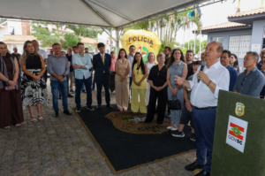 Jorginho Mello entrega reforma e Sala Lilás da delegacia de Capivari de Baixo