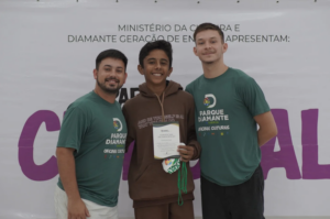 Alunos das oficinas culturais recebem certificação do Parque Diamante