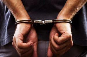 Homem é preso após tentar agredir policiais