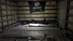 Caminhão carregado com 3 mil garrafas de vinho contrabandeadas é apreendido em Blumenau
