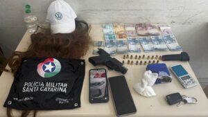 Criança é usada para esconder arma em carro abordado pela polícia