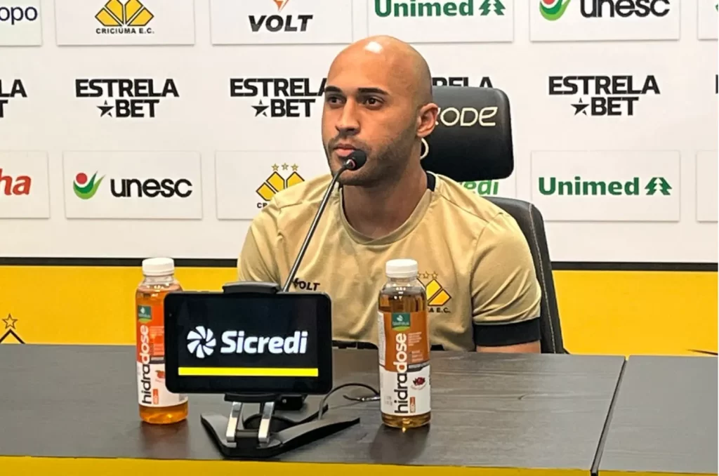 Dudu, lateral-direito do Criciúma, durante entrevista sobre a derrota para o Corinthians e o próximo jogo contra o Flamengo