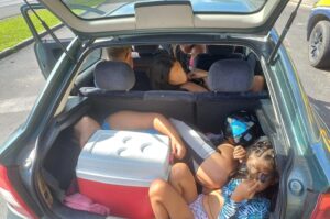 Entre sacolas e uma caixa térmica, crianças eram transportadas em porta-malas