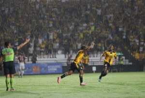 Criciúma goleia JEC e assume liderança do Estadual
