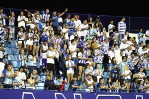 Avaí joga com público após converter pena em ação social