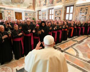 Vaticano autoriza sacerdócio para homens gays, mas há uma exigência