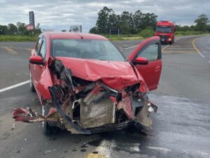 Colisão entre dois automóveis deixa idosa ferida em Jaguaruna