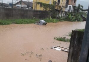 Chuva forte volta a provocar alagamentos em Florianópolis e região