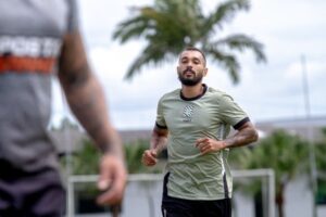Ex-Avaí é apresentado oficialmente pelo Figueirense