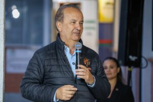 Alexandre de Moraes determina depoimento de Jorginho Mello sobre contato de Bolsonaro e Costa Neto