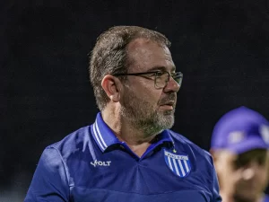 “Fizemos um jogo muito ruim”, avalia Enderson Moreira após empatar com o Caravaggio pelo Catarinense 2025