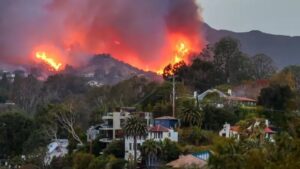 Incêndios em Los Angeles deixam 24 mortos e devastam cidade