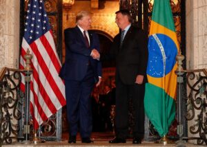 Bolsonaro deve apresentar ao STF convite para posse de Trump