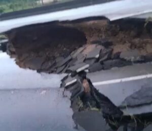 [VÍDEO] Asfalto cede após chuva na BR-101 próximo a Governador Celso Ramos