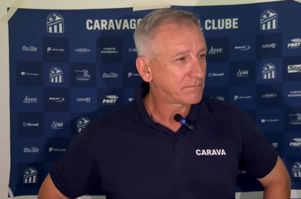 Luís Carlos Cruz durante coletiva após a derrota para o Brusque