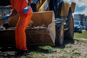 Força-tarefa limpa orla de Barreiros e reforça manutenção urbana