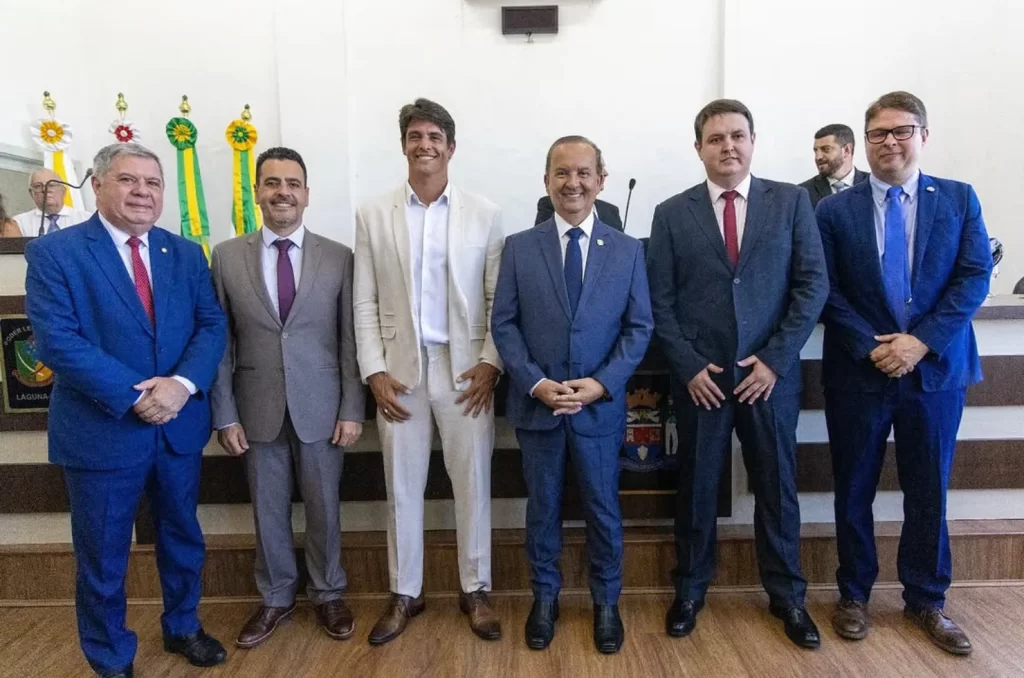 Acompanhado de Jorginho e Soratto, Crippa toma posse em Laguna