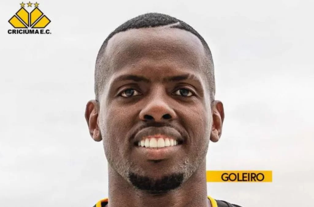 Goleiro Caíque sendo anunciado pelo Criciúma