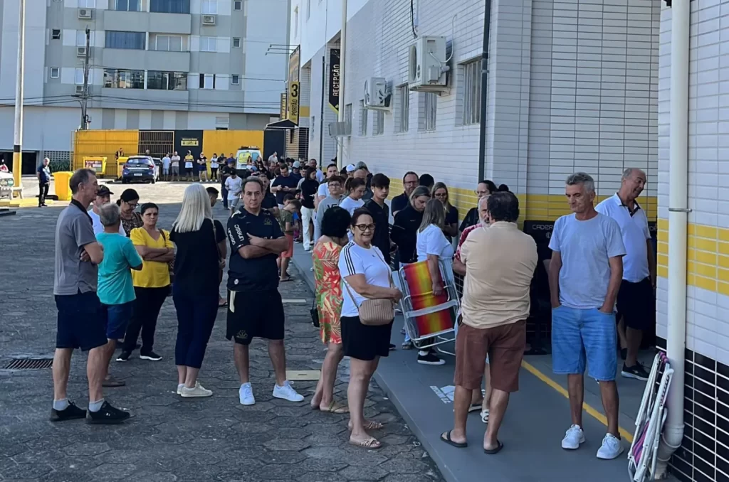 Fila para novos sócios do Criciúma, no Estádio Heriberto Hülse