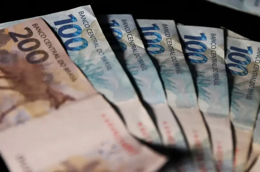 Notas de dinheiro, representando a arrecadação