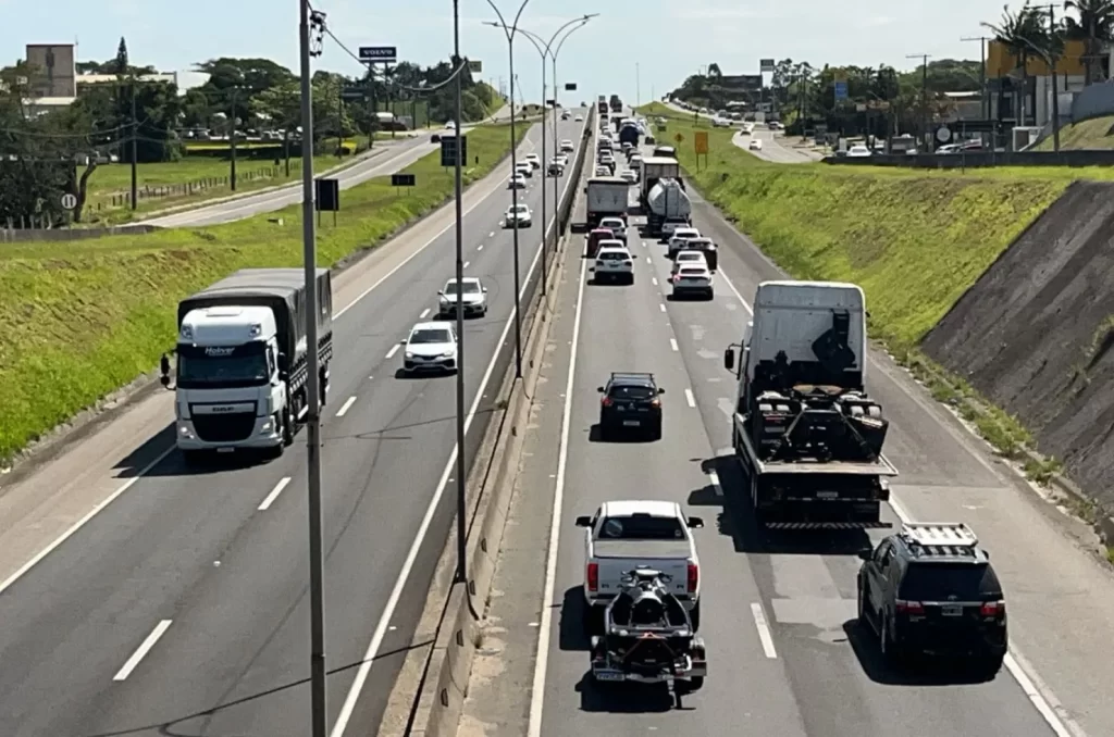 Congestionamento registrado na BR-101, em Içara.