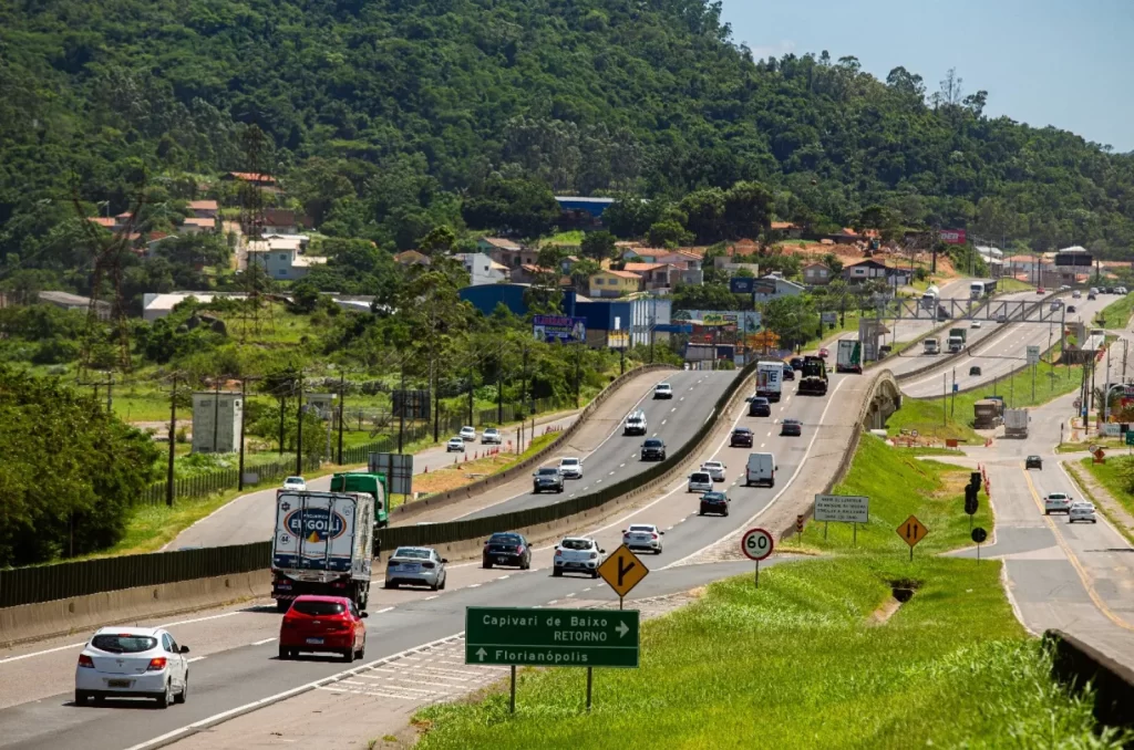 Imagem do tráfego intenso na BR-101 Sul