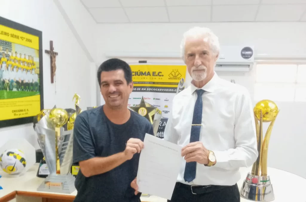 Presidente da Associação de Moradores do Sangão entregando ofício para o presidente do Criciúma, Valter Minotto