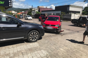 Colisão em cruzamento movimentado de Garopaba deixa danos materiais
