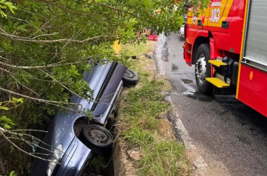 Capotamento na "Curva do Iró", em Laguna