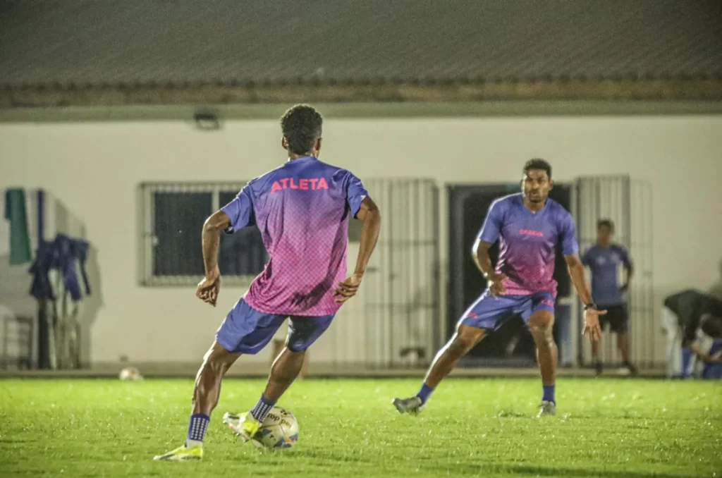 Treino noturno do Caravaggio no Estádio da Montanha