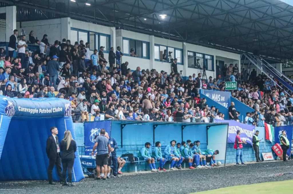 Estádio da Montanha, durante uma partida do Caravaggio