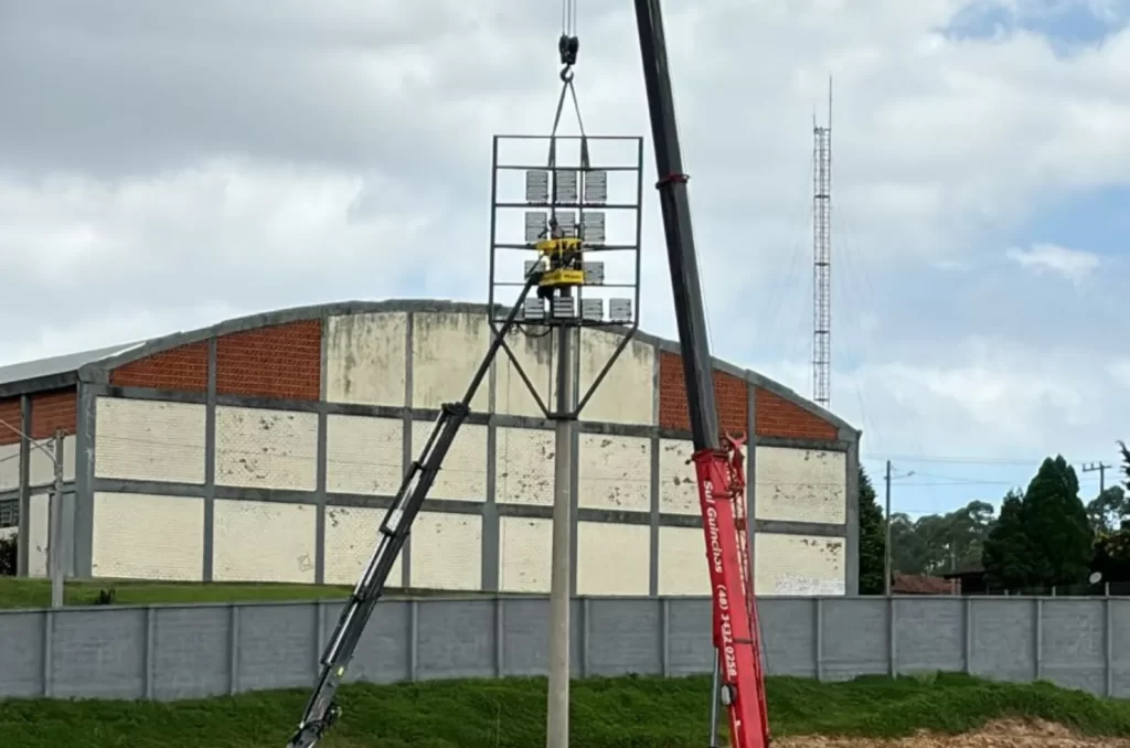 Instalação da iluminação de LED, no Estádio da Montanha