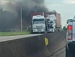 Carreta pega fogo e interdita BR-101 em Barra Velha