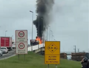 Carreta pega fogo e provoca fila na BR-101 no sentido Norte