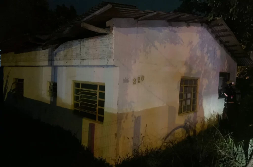 Casa abandonada é atingida por incêndio no Jardim União, em Criciúma