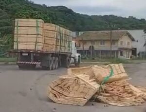 Casal é quase esmagado por carga de madeira em São Francisco do Sul