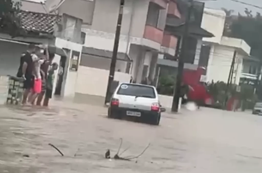Carro boiando na água em Siderópolis