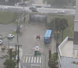 Chuvas em São José fecham UBSs e deixam vias alagadas e em alerta