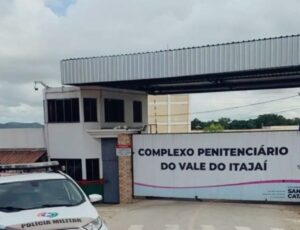 Chuvas forçam liberação temporária de presos em Itajaí