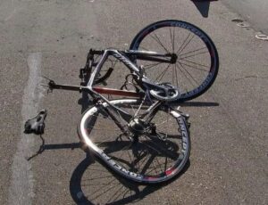Ciclista morre em colisão com moto em Camboriú