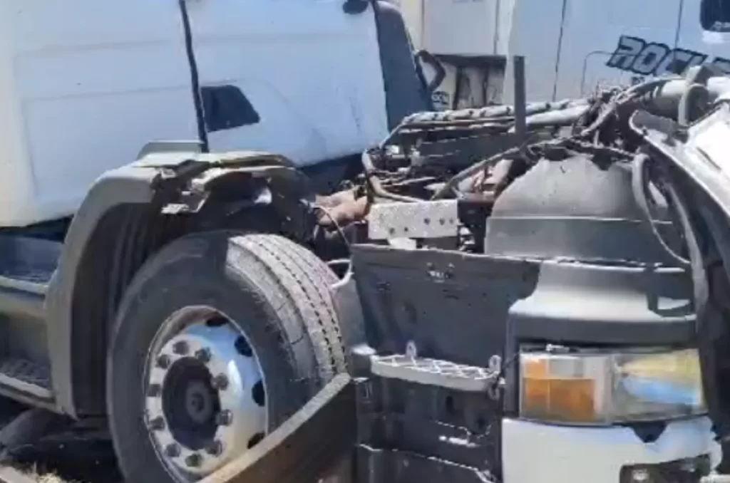 Colisão entre carretas na BR-101 em Criciúma