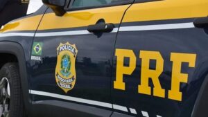 Acidente na BR-282: carro pega fogo e deixa duas vítimas