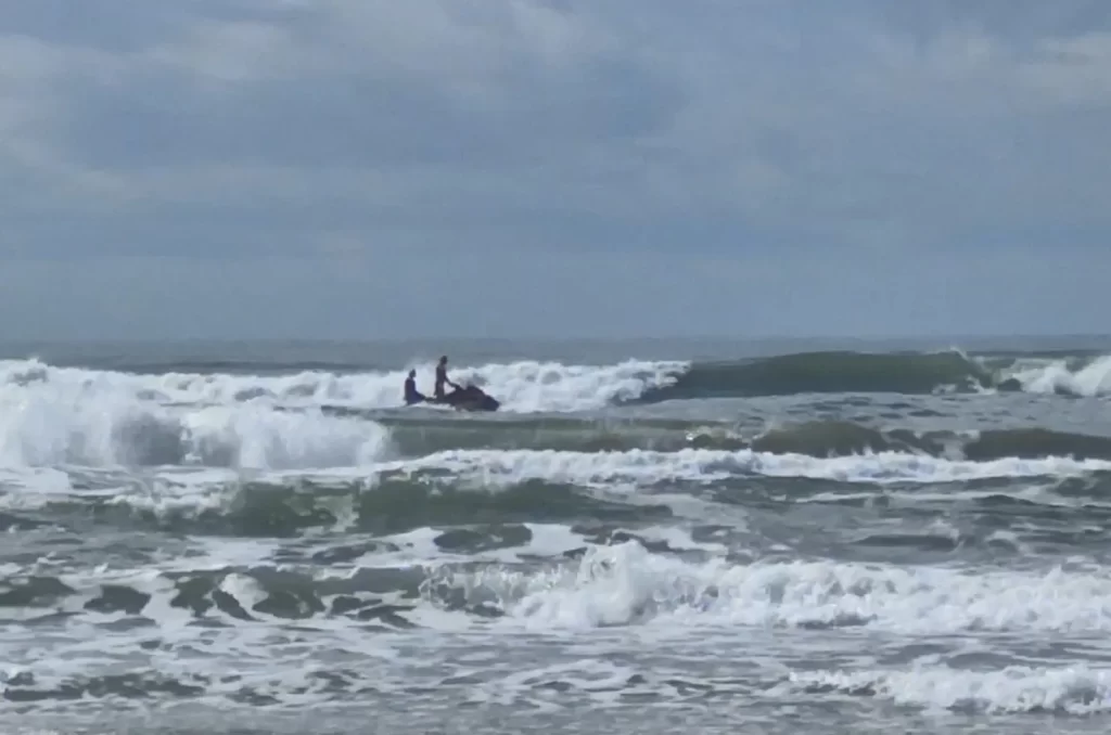 Buscas pelo corpo desparecido em Balneário Rincão