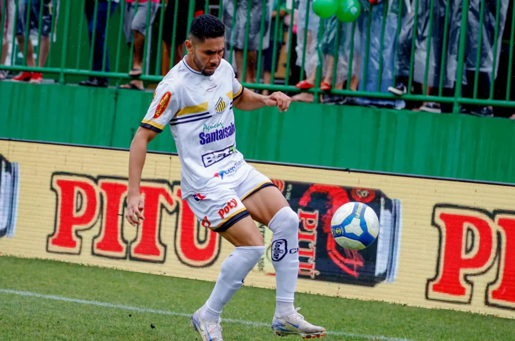 Neto Pessoa com a camisa do Novorizontino
