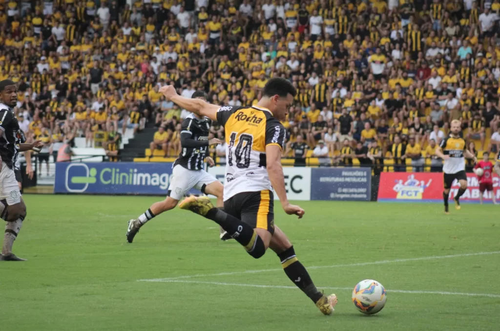 Uma partida entre Criciúma e Figueirense