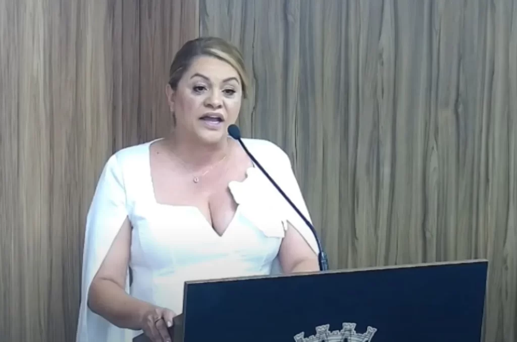 Dalvania toma posse para segundo mandato de prefeita em Içara